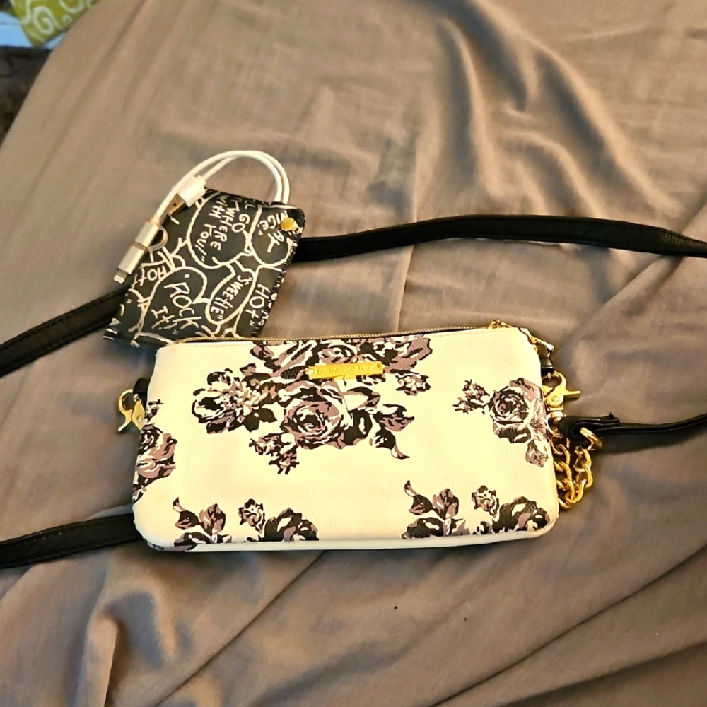 Betsey Johnson Floral Crossbody Bag‎ With Charger Pack